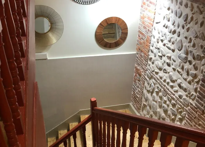 Albany בית הארחה לאון